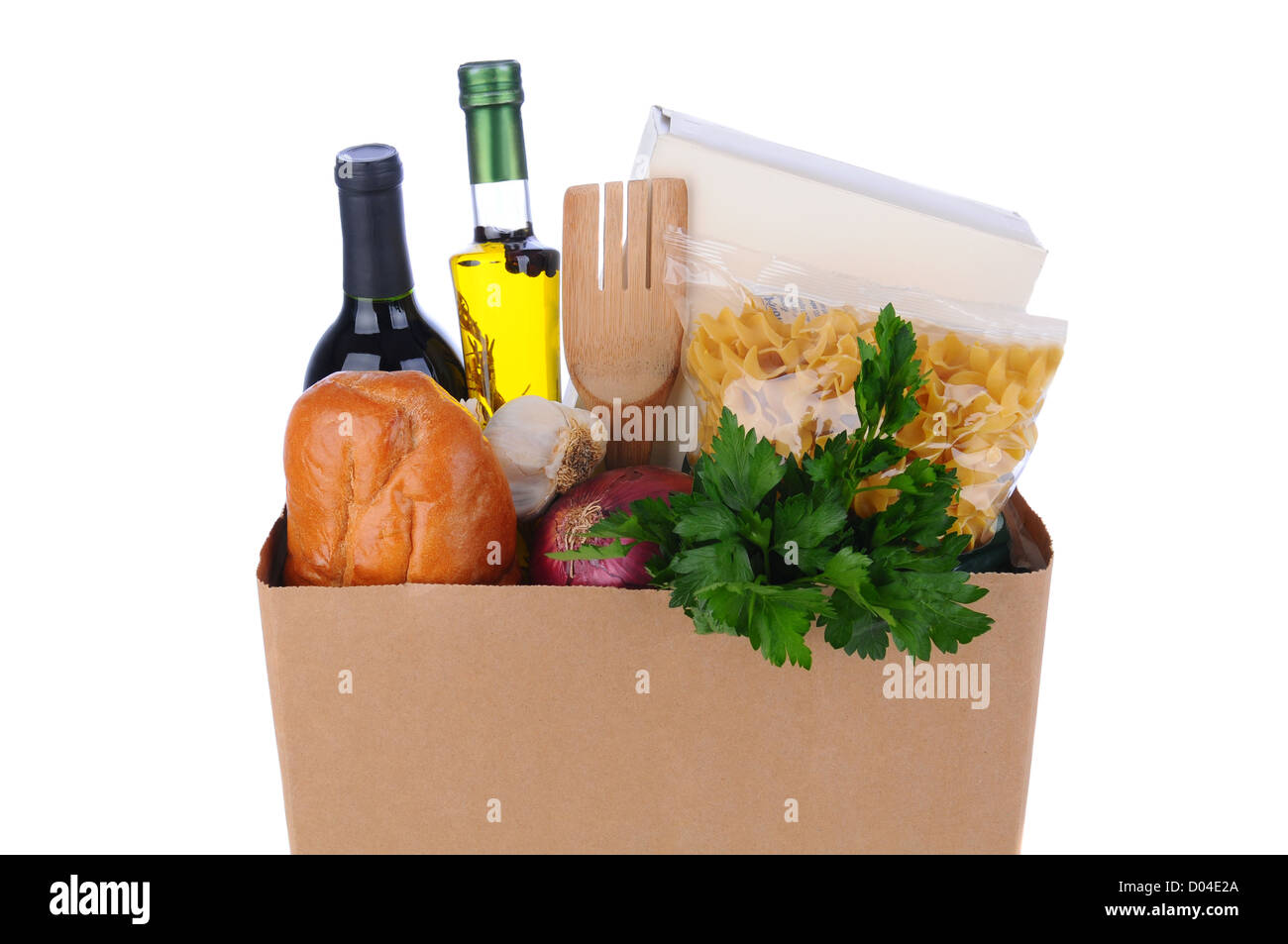 Primo piano di una borsa marrone piena di negozi di generi alimentari su uno sfondo bianco. Formato orizzontale. Foto Stock