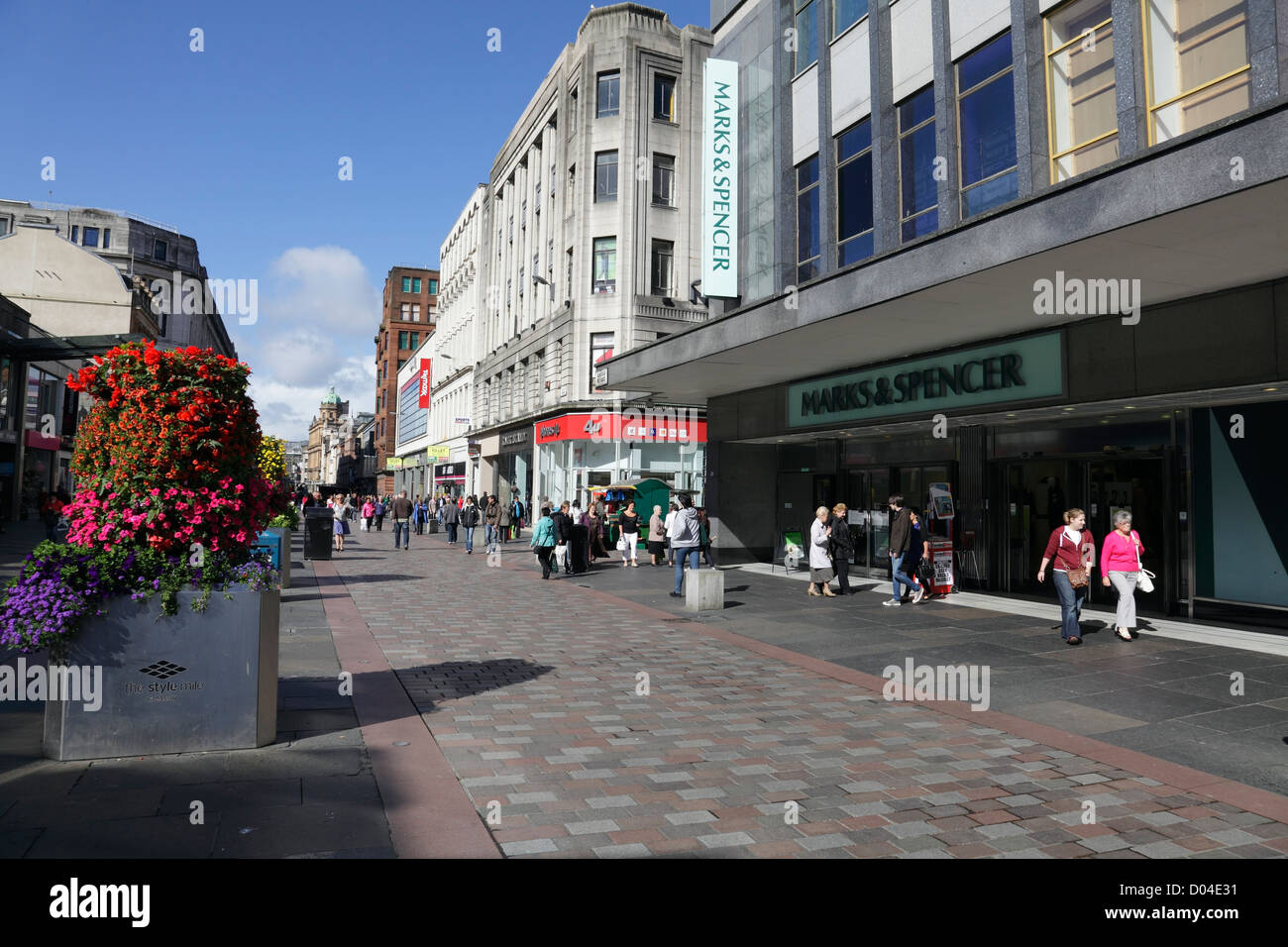 Pedoni sul quartiere dello shopping di Argyle Street in estate, Glasgow centro città, Scozia, Regno Unito Foto Stock