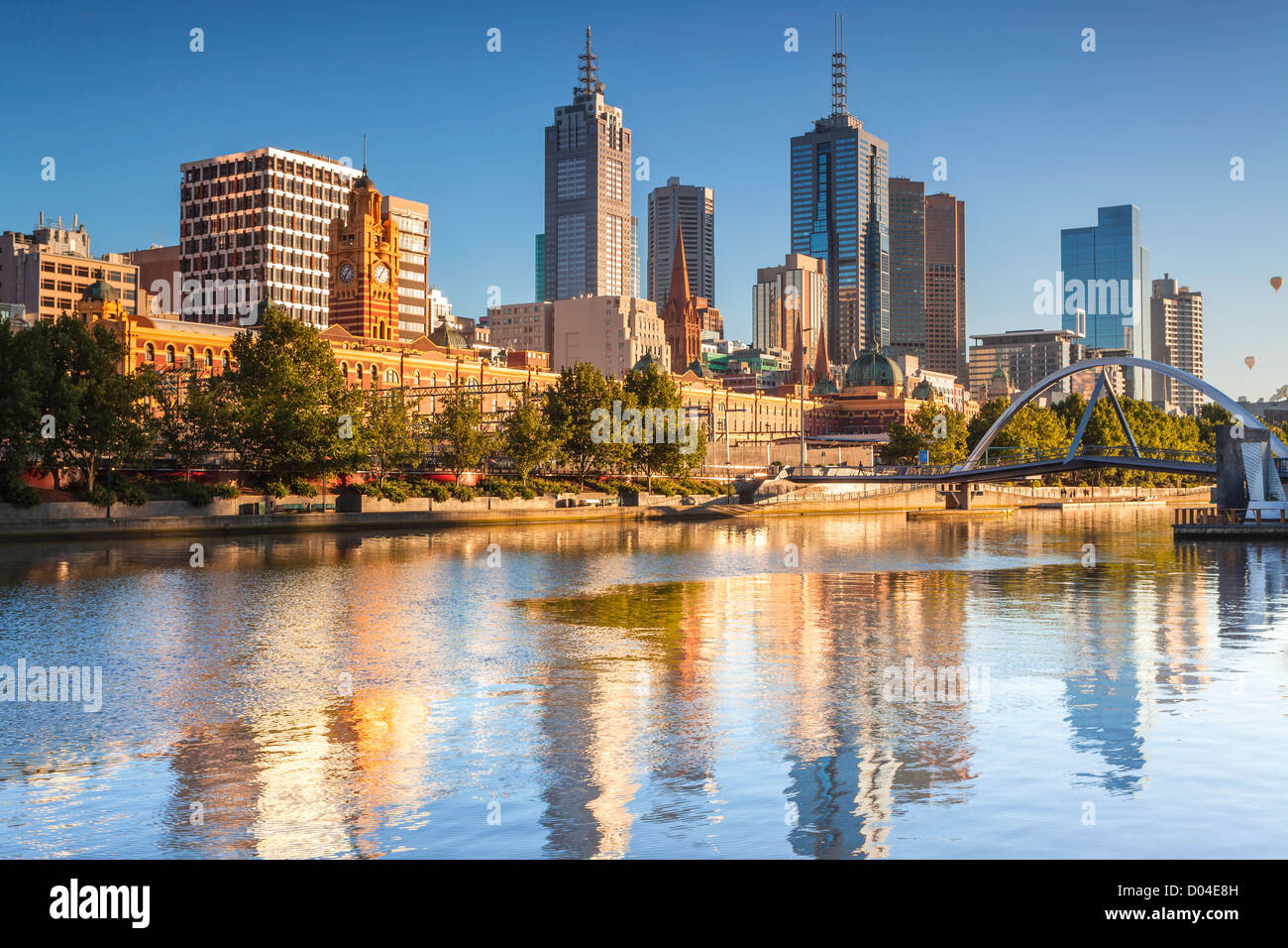 Lo Skyline di Melbourne guardando verso la stazione di Flinders Street Foto Stock