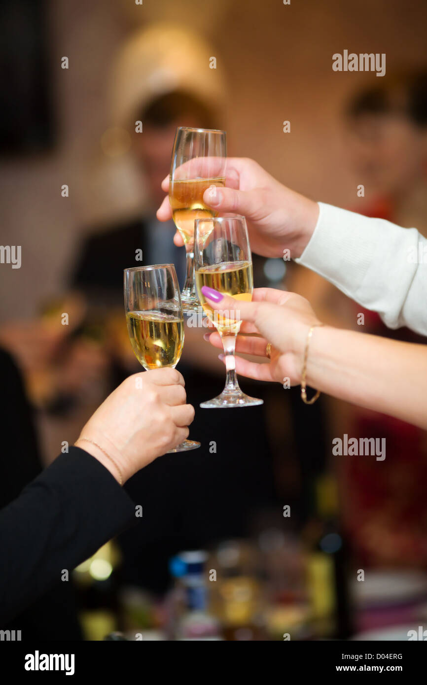 Evento di festa la gente acclamava ogni altra con champagne e vino Foto Stock