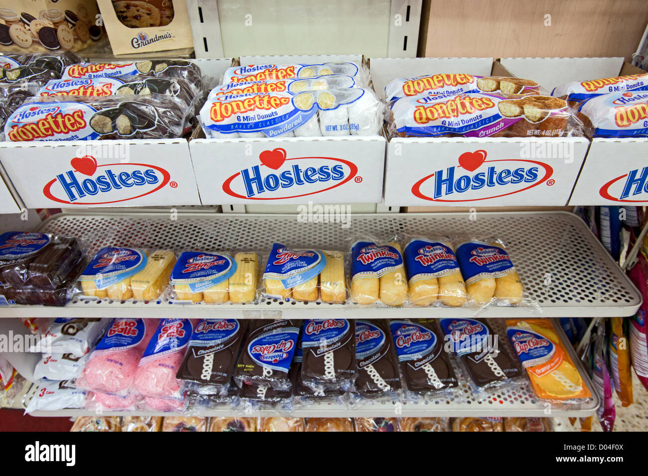 Hostess Brands Inc, creatori di Twinkies, sno-sfere e Hostess tortine annunciato il 16 novembre 2012, che prevede di arrestare le operazioni e fire circa 18.000 lavoratori. Il 82 anno vecchio business archiviato per il Capitolo 11 fallimento nel gennaio o 2012, ma un recente lavoro arresto mediante la panetteria, pasticceria e i lavoratori del tabacco e grano UNIONE MUGNAI ha teso la produzione e hanno costretto la società a otturatore le sue porte. Foto Stock