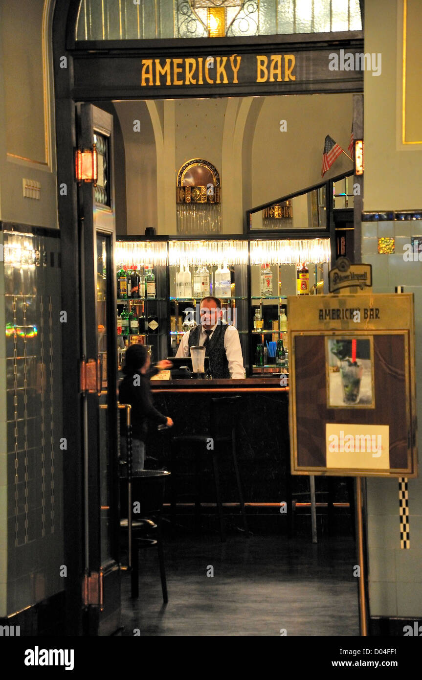 Praga, Repubblica Ceca. Obecni dum / Casa Municipale. "American Bar" nel seminterrato Foto Stock