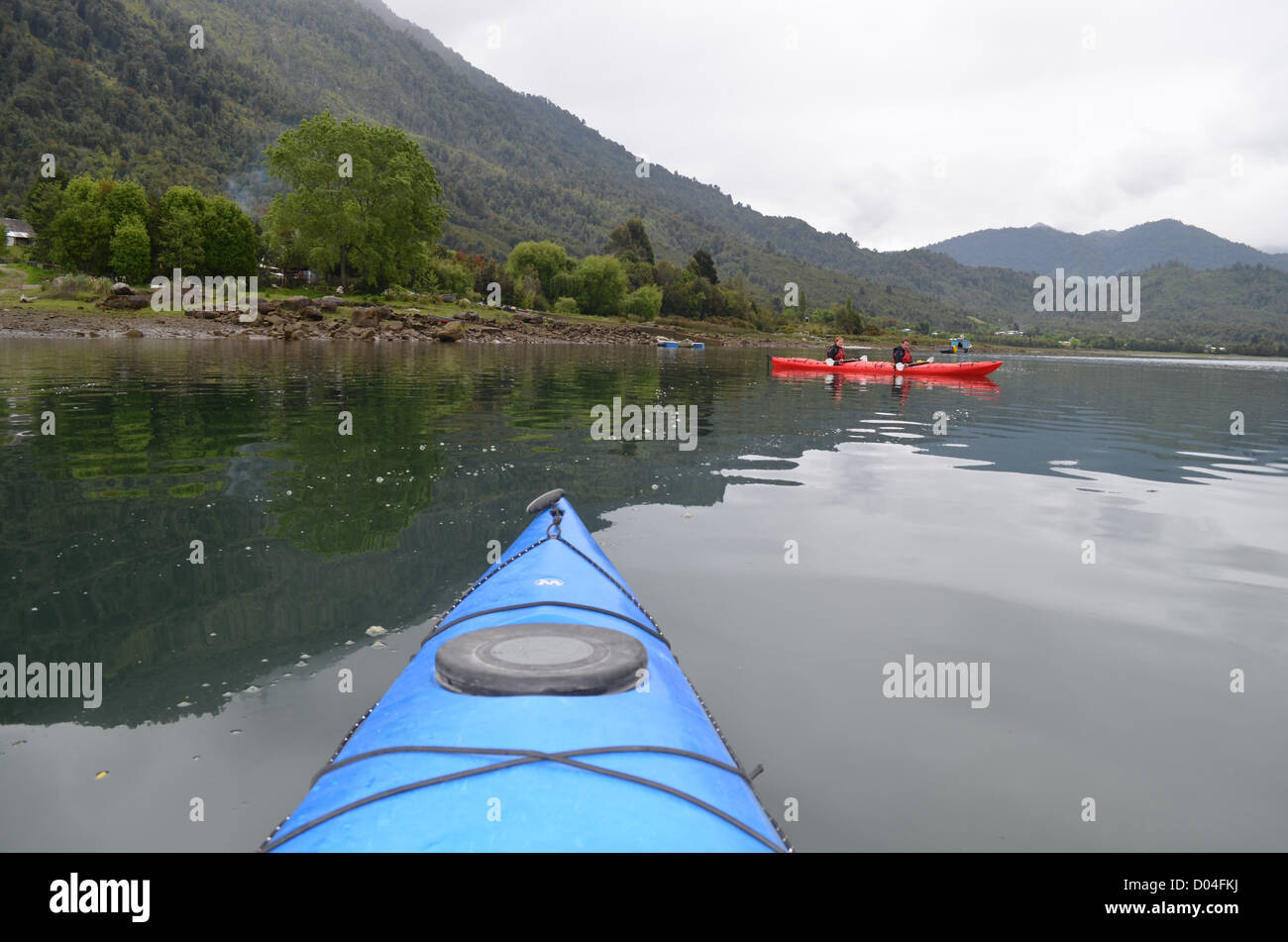 Il kayak sul cileno di fiordi vicino a Puerto Varas, Patagonia Foto Stock