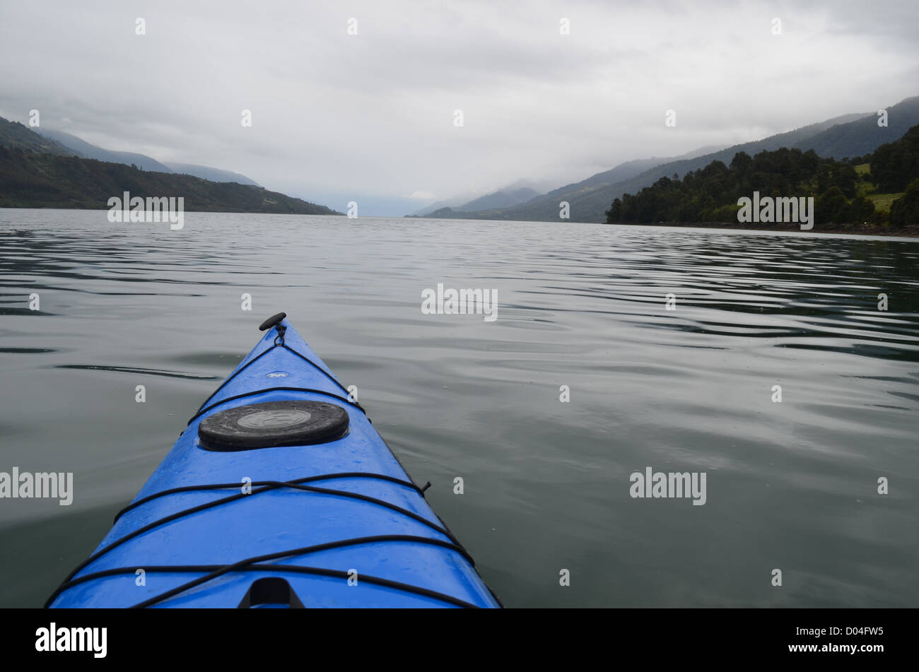 Il kayak sul cileno di fiordi vicino a Puerto Varas, Patagonia Foto Stock