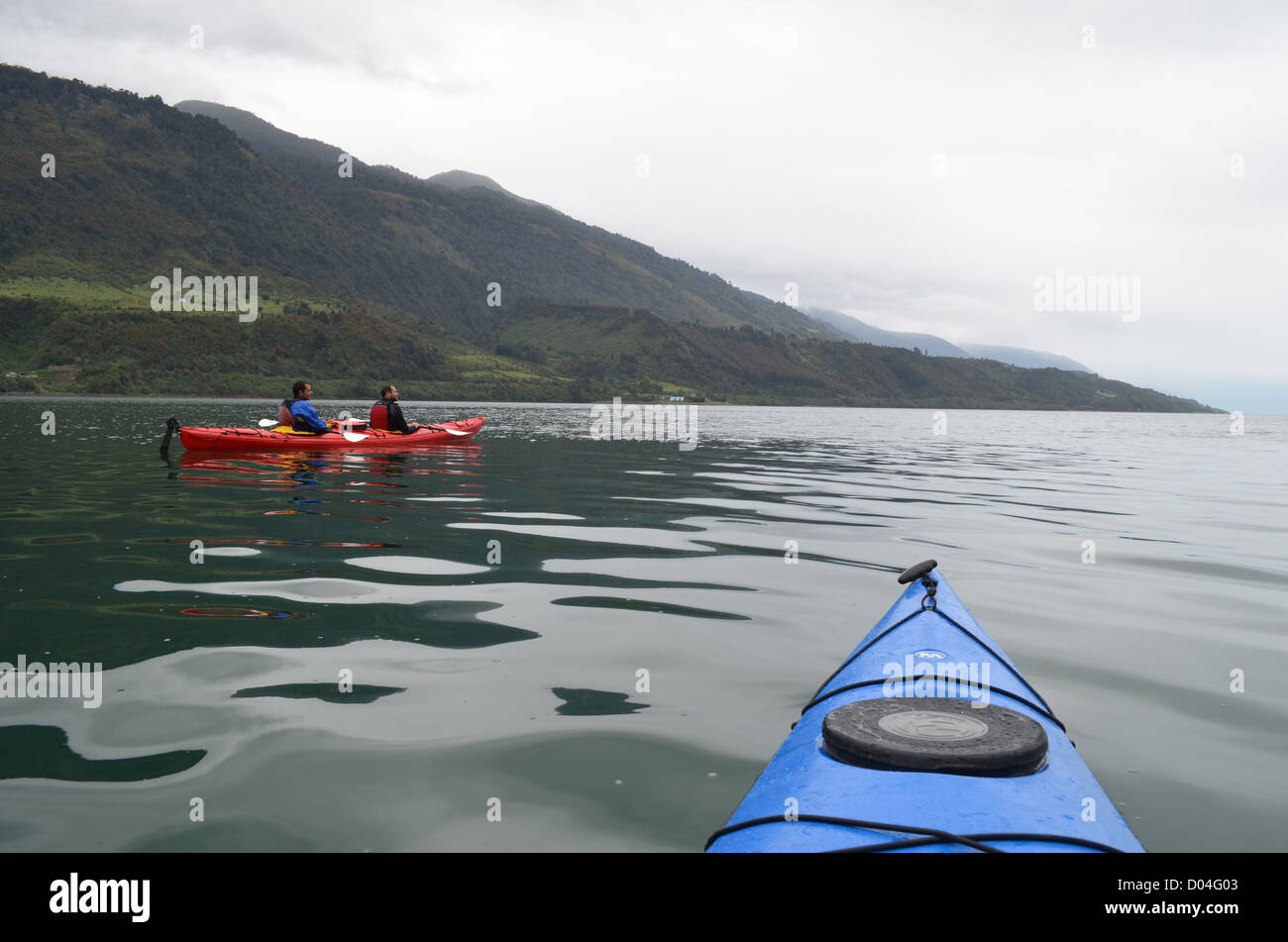 Il kayak sul cileno di fiordi vicino a Puerto Varas, Patagonia Foto Stock