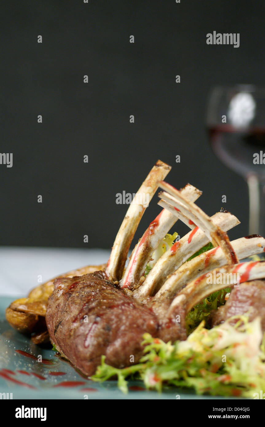 Carré di agnello con il vino Foto Stock