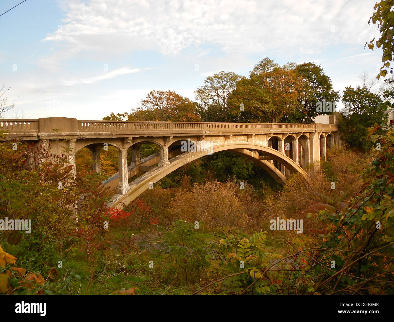 Il Cold Spring Bridge, situato sulla 2nd Street sopra Spring Creek nella contea di Lehigh, Pennsylvania, è stato iscritto nel Registro Nazionale dei luoghi storici dal 1988, mostrando il suo significato storico e architettonico. Foto Stock