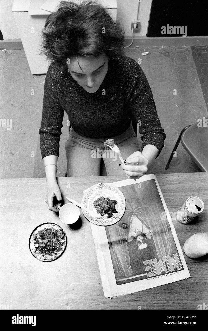 Adolescente punk ragazza che legge il NME mentre mangia pranzo 27/1/79 FOTO DI DAVID BAGNALL adolescente giovanile britannico anni '1970 punk era storia sociale Inghilterra inglese Foto Stock