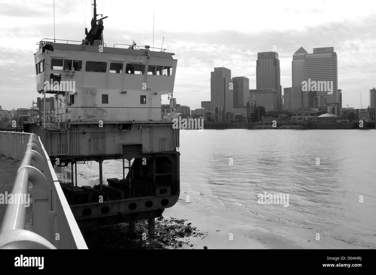 Scafo di nave sezione e Canary Wharf skyline di Londra - Inghilterra Foto Stock