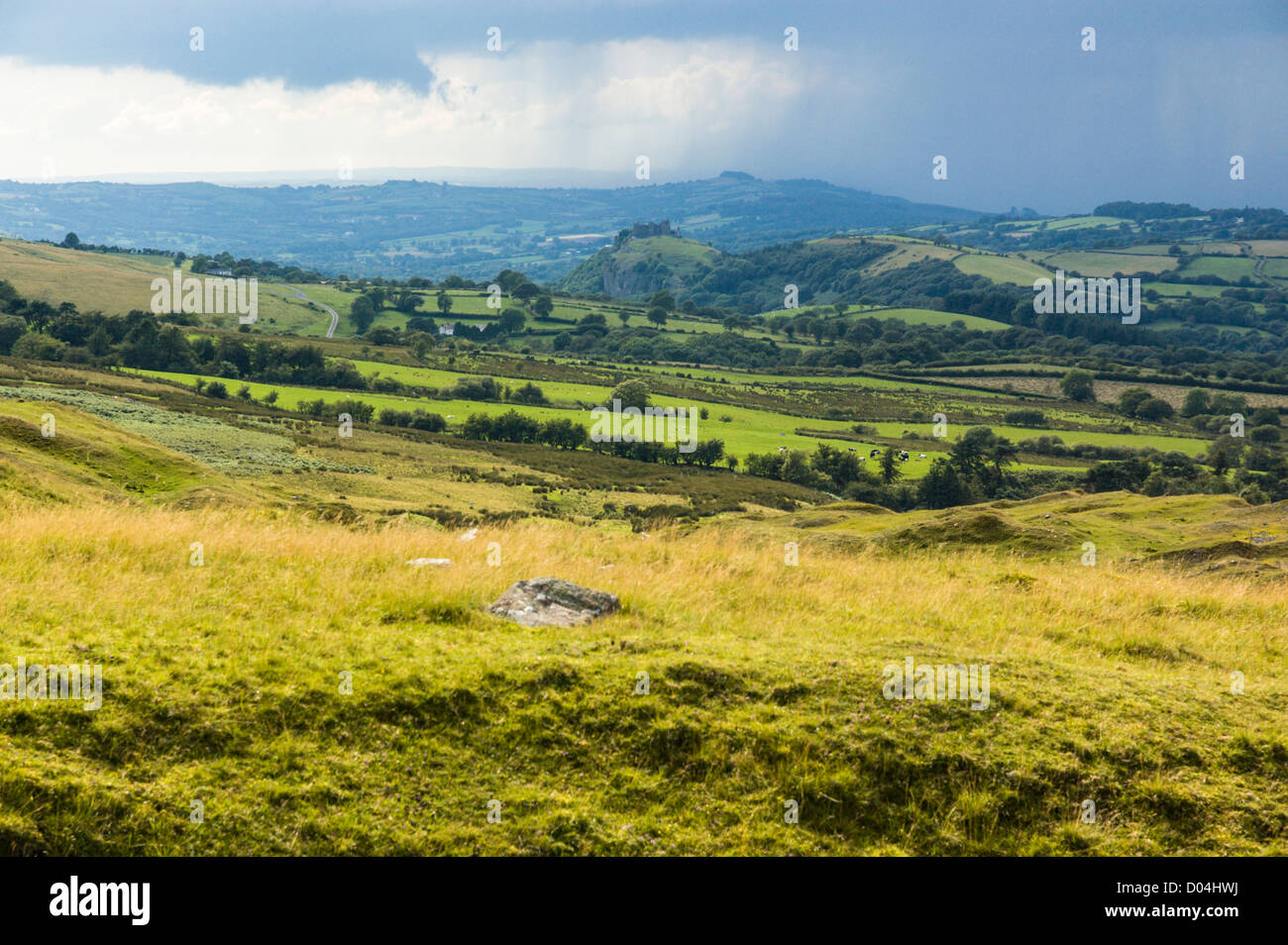 Carreg Cennen Castle in Carmarthenshire visto da est. Costruito dal Welsh Signori di Deheubarth è scesa a Edoardo I nel 1277. Foto Stock