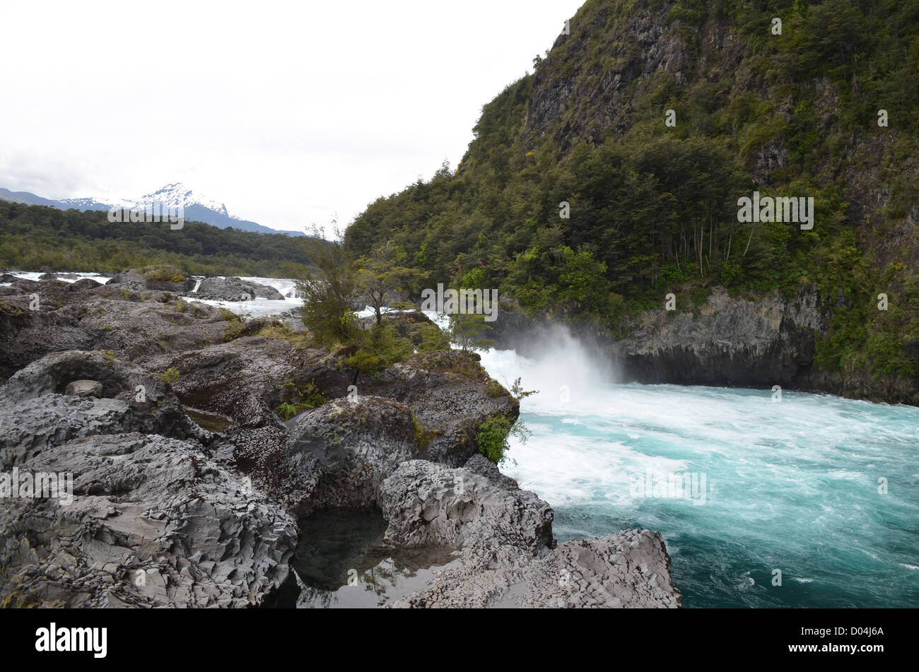 Il 'turqoise' acque del Saltos de Petrohue, vicino a Puerto Varas / Puerto Montt, Patagonia cilena Foto Stock