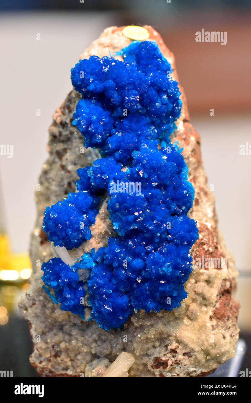 Cristalli blu di Cavansite, un calcio silicato di vanadio minerale. Foto Stock