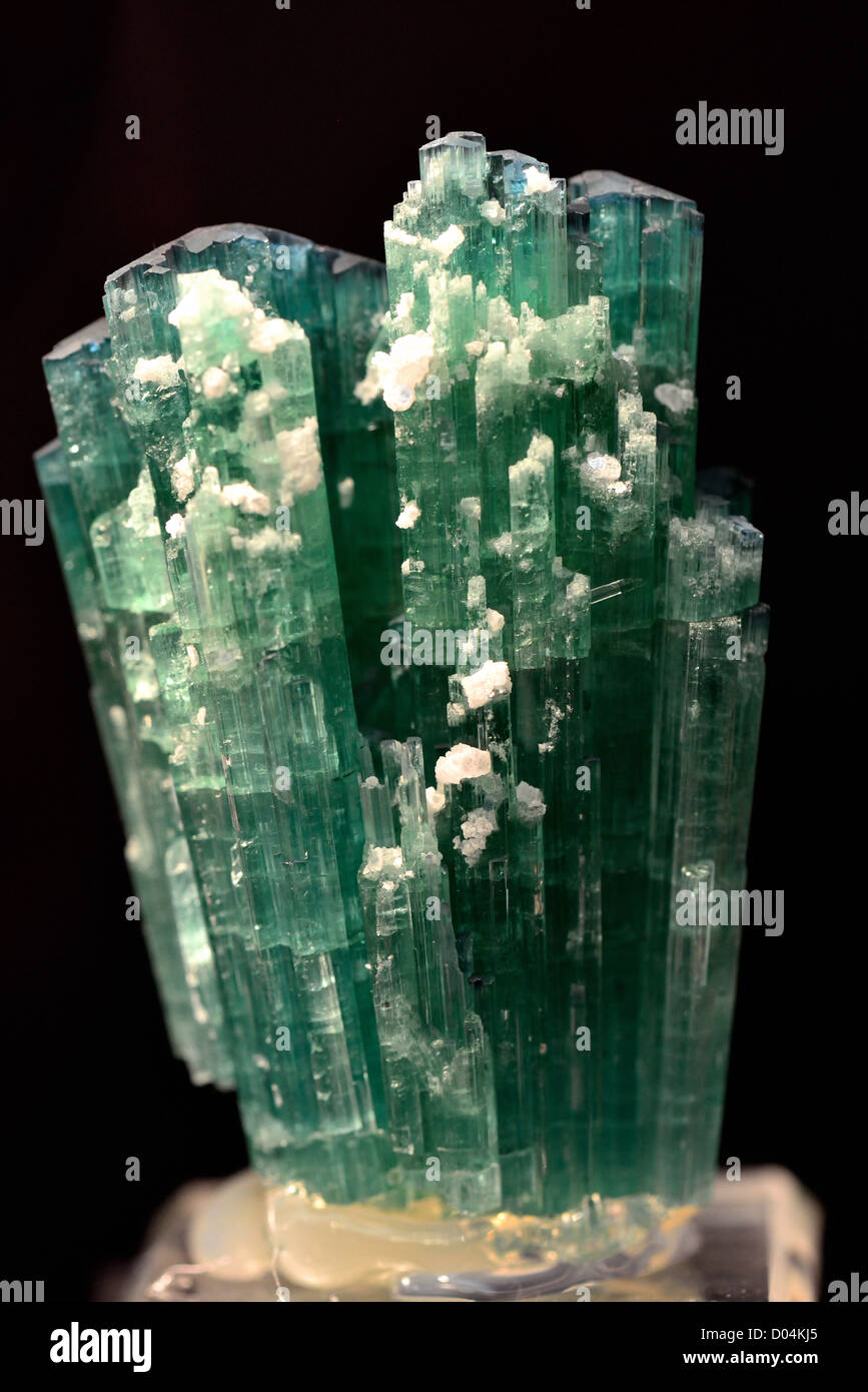 Cristalli di tormalina verde. Foto Stock