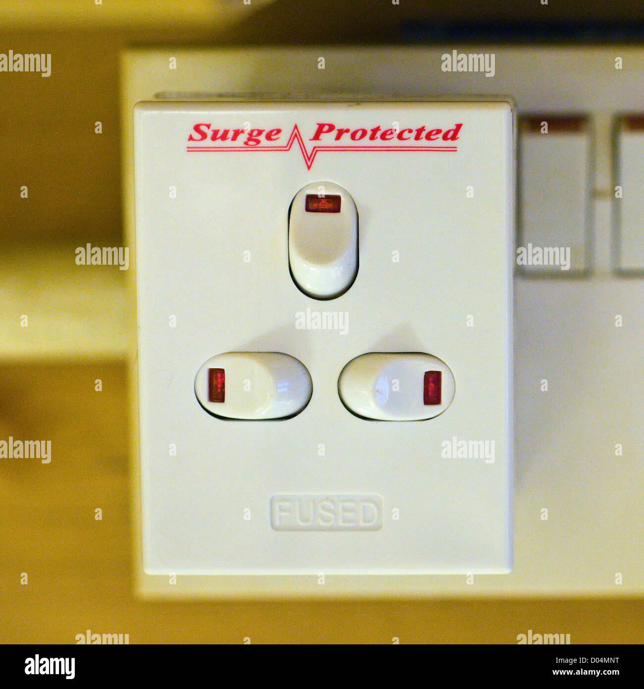 13Amp Fuse 240v 3 interruttore di protezione da sovratensioni adattatore, high iso 1600 scattate con una Nikon D300. Vista dal lato anteriore. Close up Foto Stock