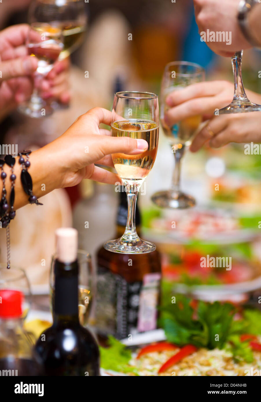 Evento di festa la gente acclamava ogni altra con champagne e vino Foto Stock