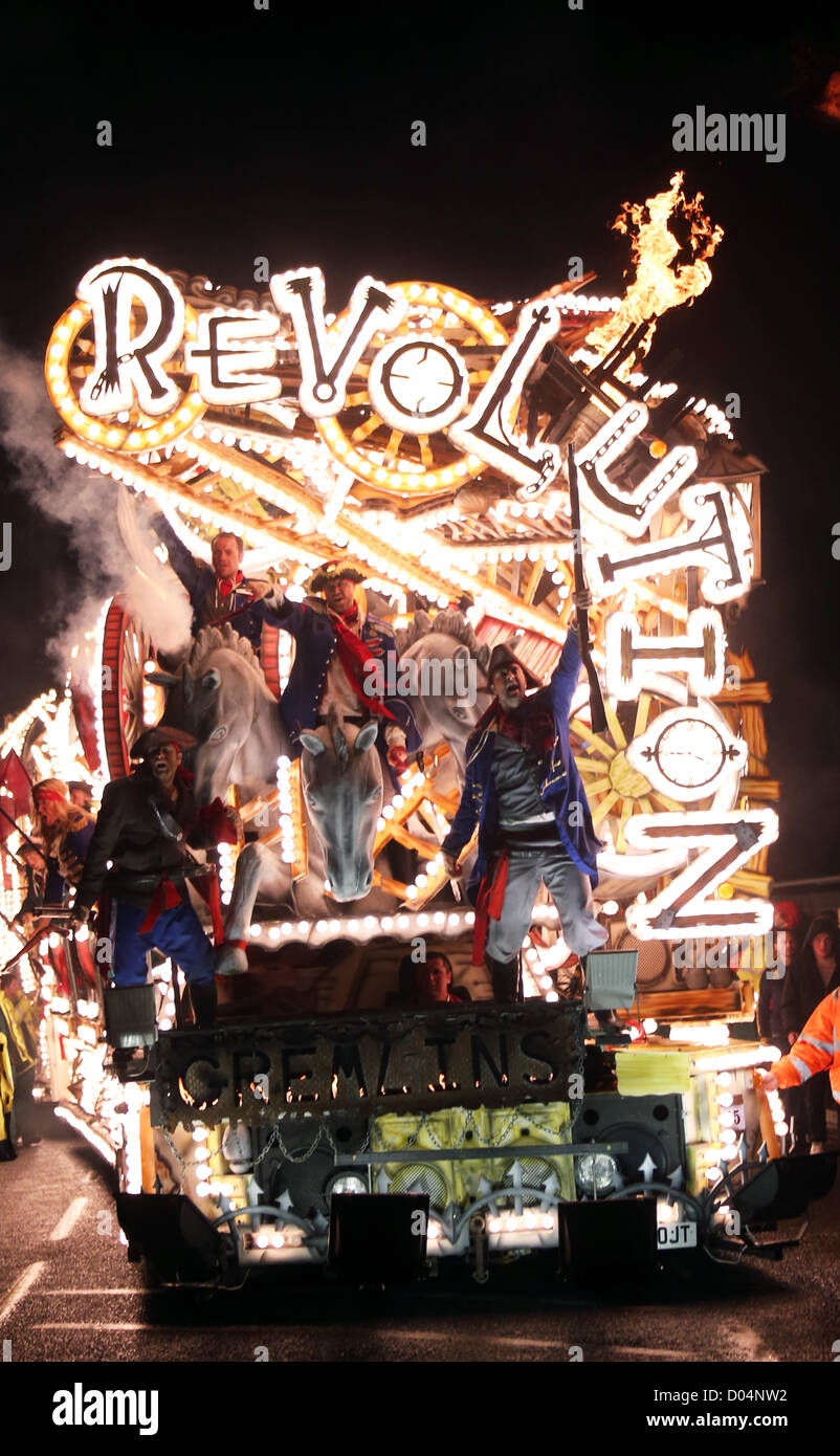 Wells,Somerset, Inghilterra - Venerdì 16 novembre - I Gremlins Carnevale Club chiamato carrello rivoluzione fa il suo modo intorno alla città di pozzetti Foto Stock