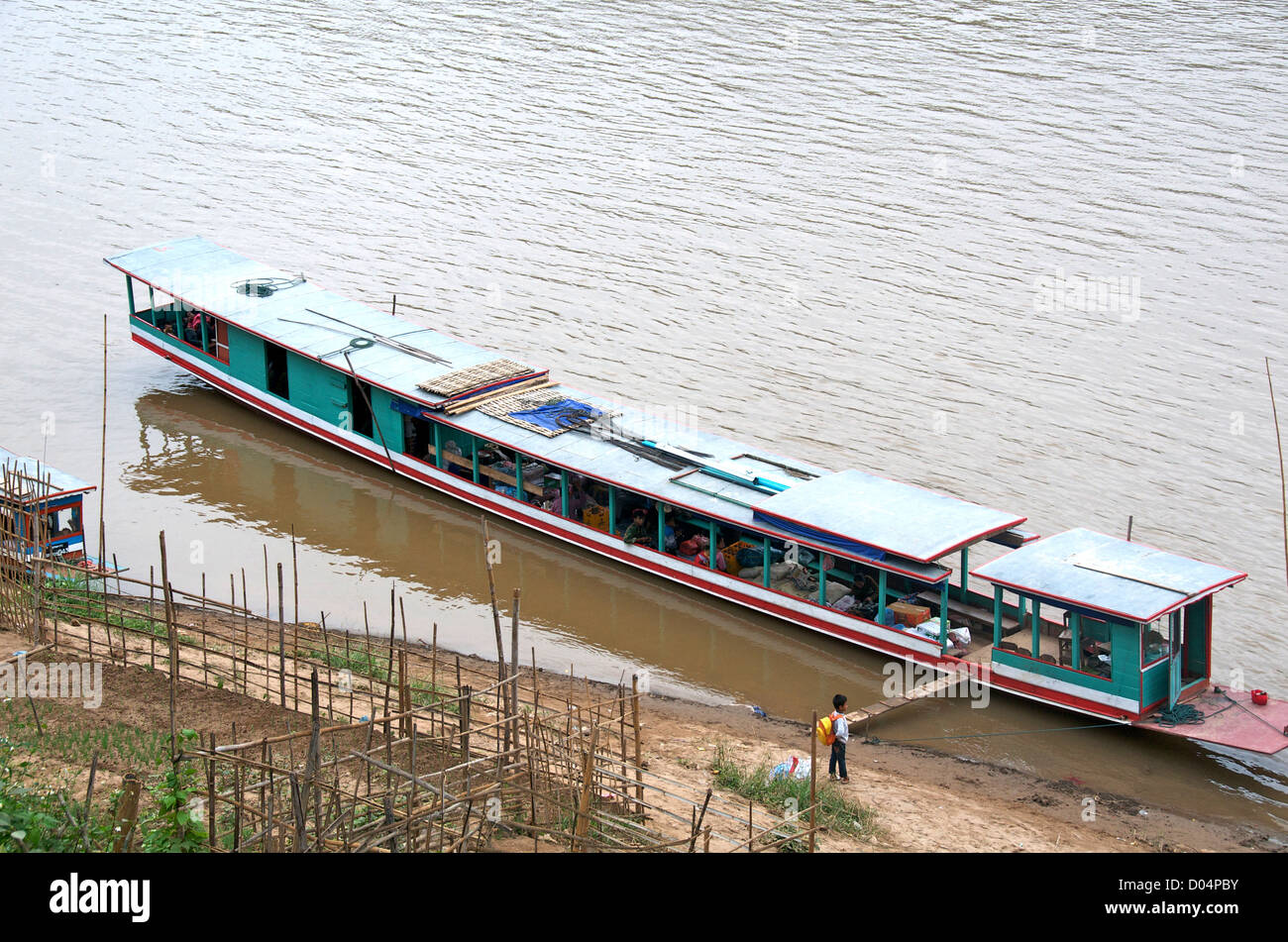 Il posto barca sulla banca del fiume Mekong Luang Prabang Laos Foto Stock