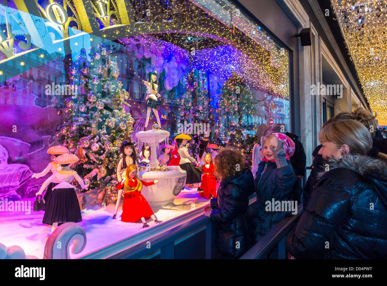 Parigi, Francia, famiglie che guardano, grande magazzino francese le Printemps, negozio Dior vetrina anteriore, godersi decorazioni con luci di Natale, esposizione di notte, vetrina di natale parigi, famiglie a natale Foto Stock