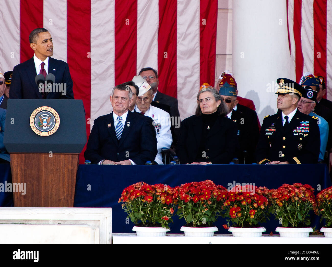Il Presidente Usa Barack Obama parla durante un giorno di veterani cerimonia al Cimitero Nazionale di Arlington Novembre 11, 2012 in Arlington, VA. Foto Stock