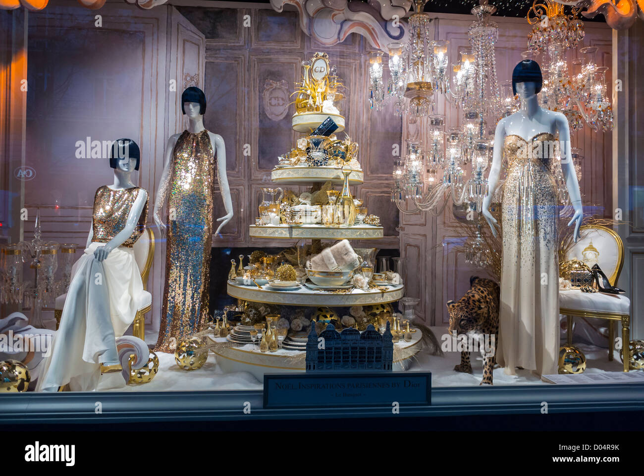 Parigi Francia grandi magazzini francesi le Printemps con abiti da sera alla moda Christian Dior in esposizione decorazioni natalizie vetrine per negozi di notte etichette moda manichini di moda vetri...