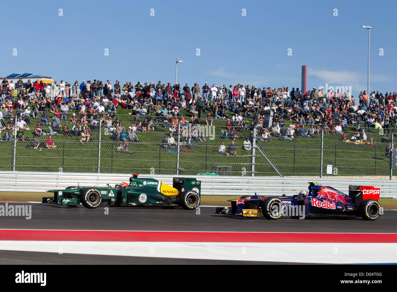 Pilota Heikki Kovalainen (l) porta Jean Eric-Vergne della Scuderia Toro Rosso durante la pratica per la F1 Il Gran Premio degli Stati Uniti Foto Stock