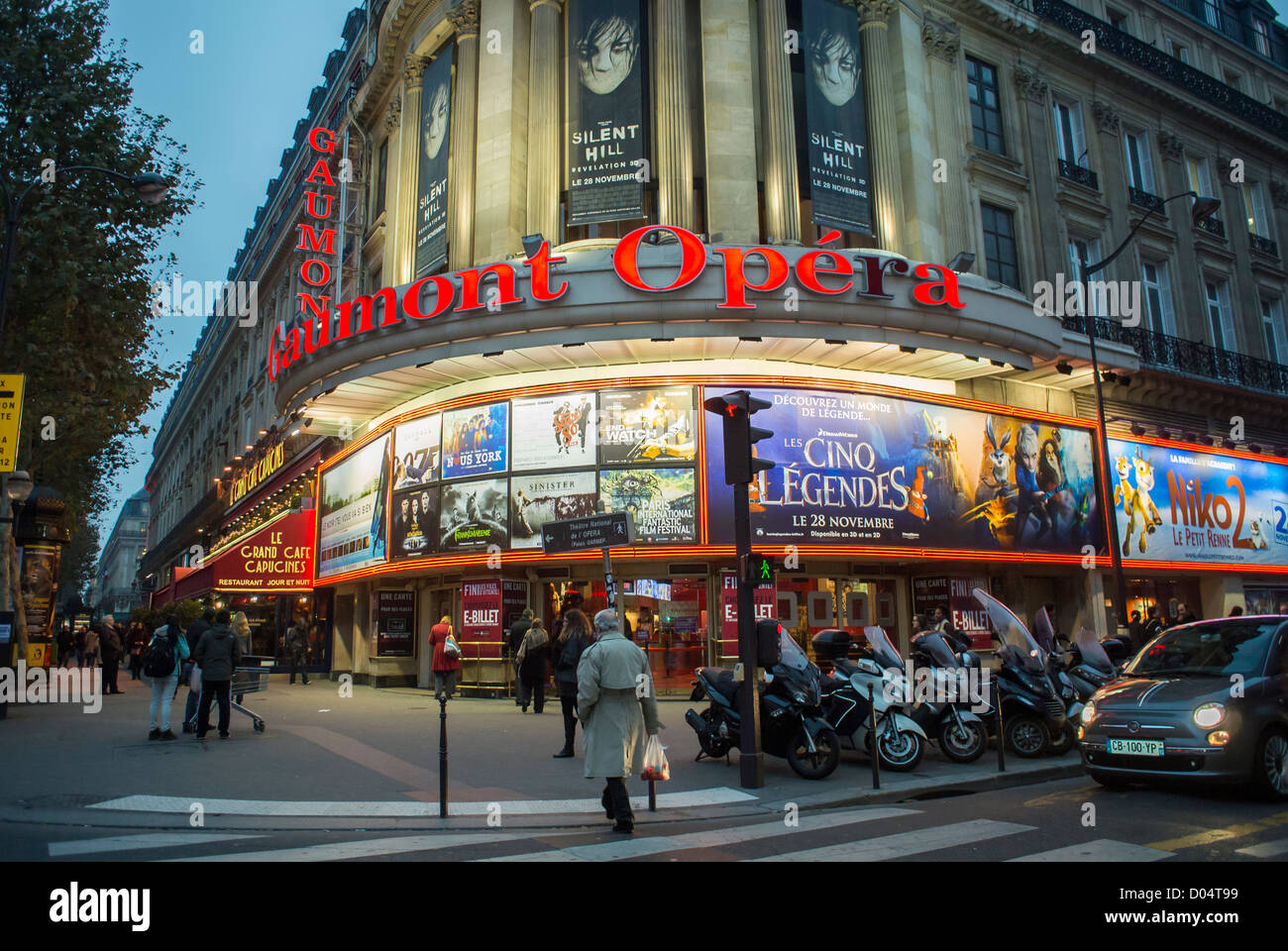 Parigi, Francia, Teatro del Cinema francese, 'Gaumont Opera', facciata anteriore notturna con poster e cartelli, folla di persone che vanno al cinema (foto d'epoca) Foto Stock