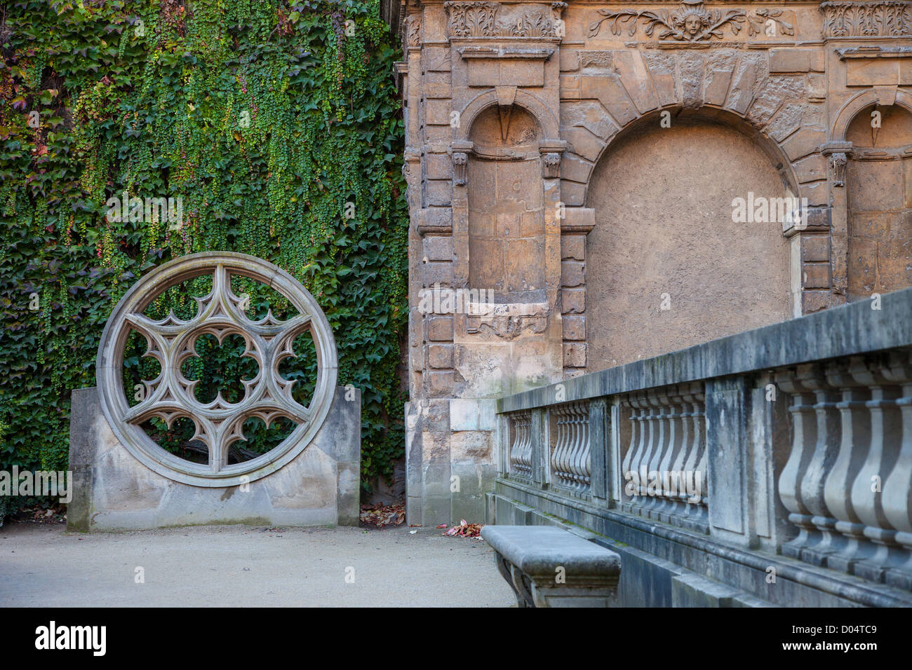 Antiche vetrate sul telaio di una finestra e balaustra in Hotel de Sully, Les Marais, Parigi Francia Foto Stock