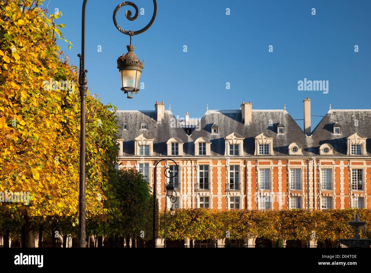 Lampade e architettura in Place des Vosge - la più antica piazza di Parigi e dell' Ile-de-France, Francia Foto Stock
