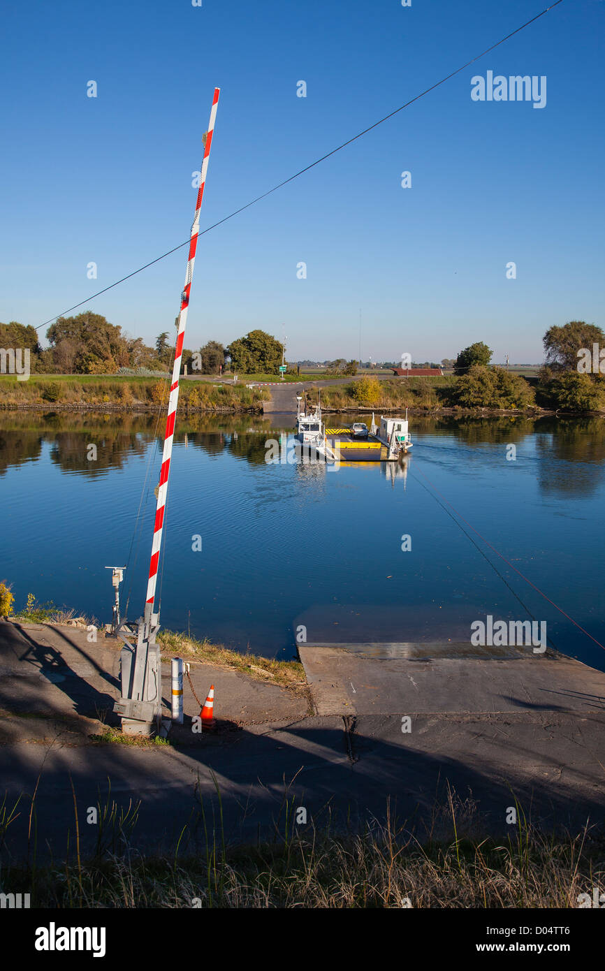 Motorizzata a gasolio traghetto sul fiume in barca che attraversa il fiume Sacramento unendo Ryer Isola e Grand Island, California. Foto Stock