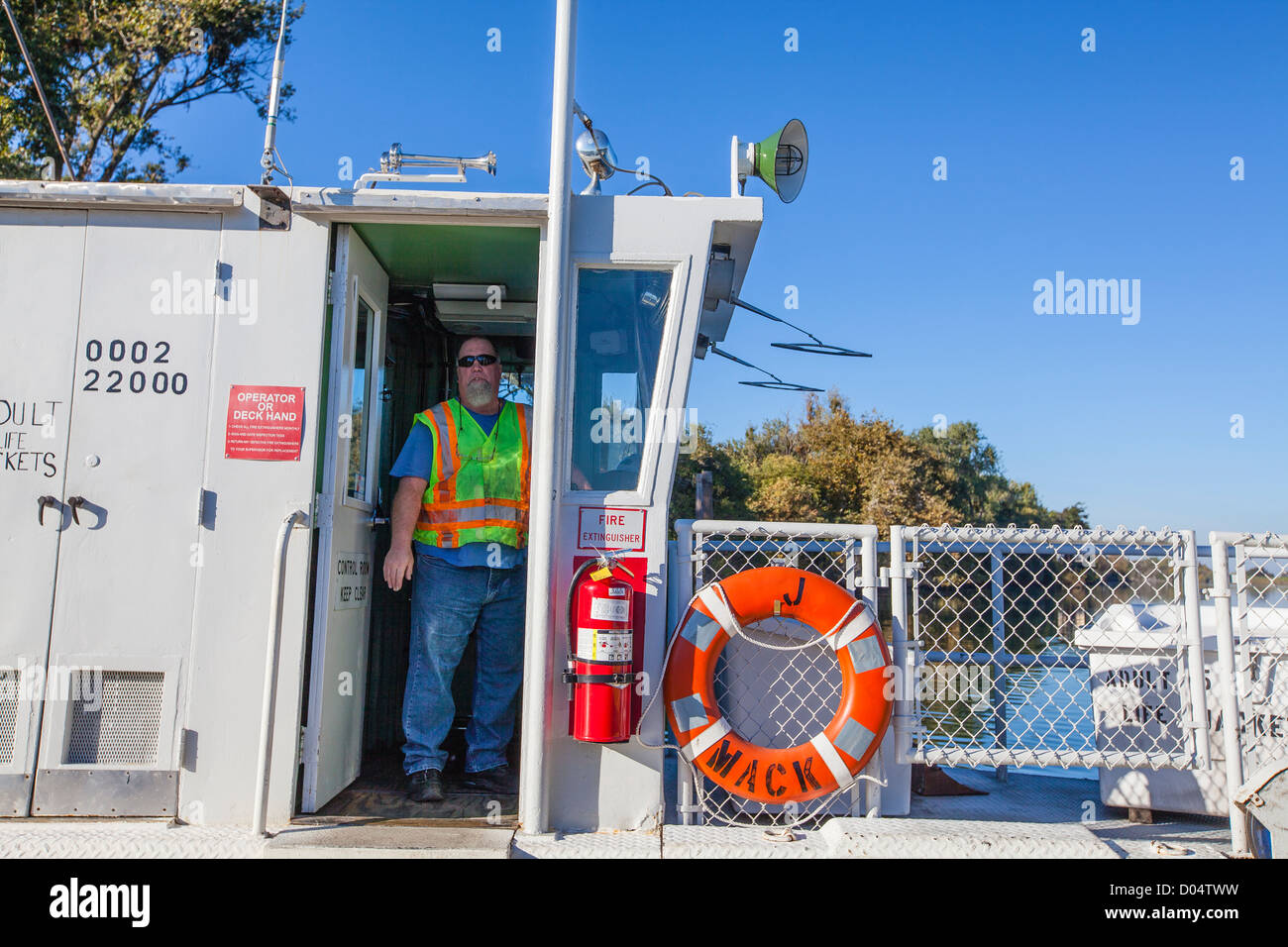 Motorizzata a gasolio traghetto sul fiume in barca che attraversa il fiume Sacramento unendo Ryer Isola e Grand Island, California. Foto Stock