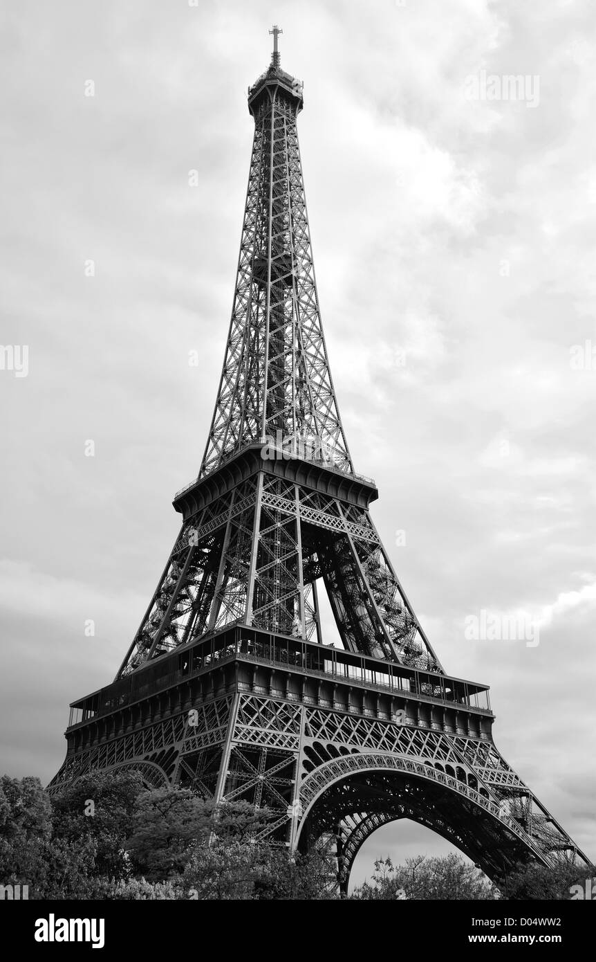 La torre Eiffel di Parigi, Francia. Europa B W Foto Stock