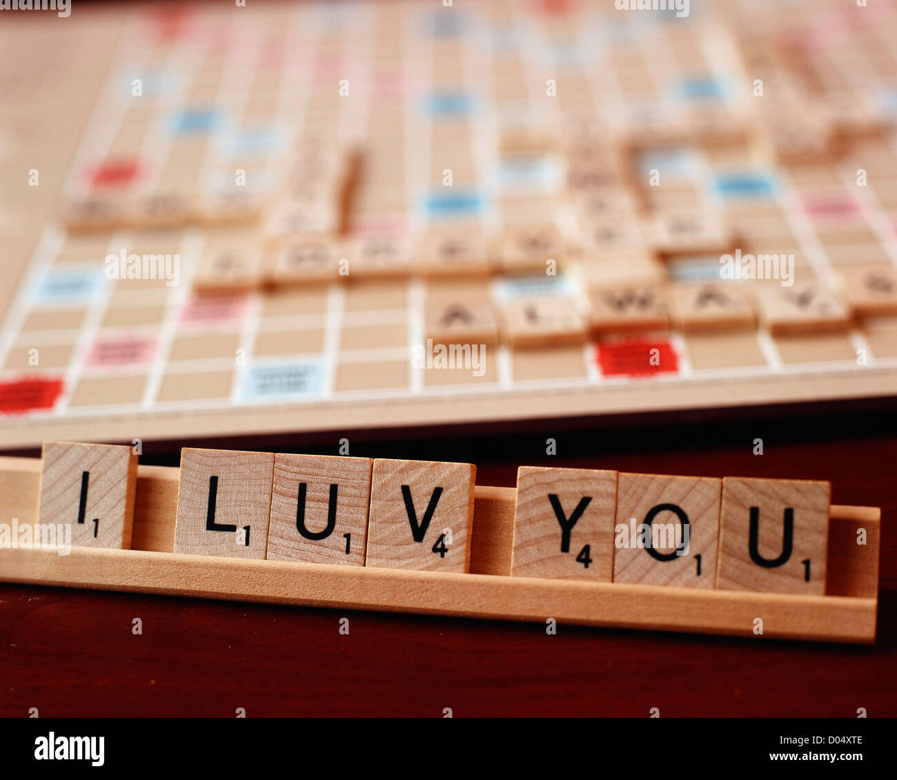 Lettera di piastrelle di un cruciverba tipo gioco di bordo precisare la frase "ti amo". Foto Stock