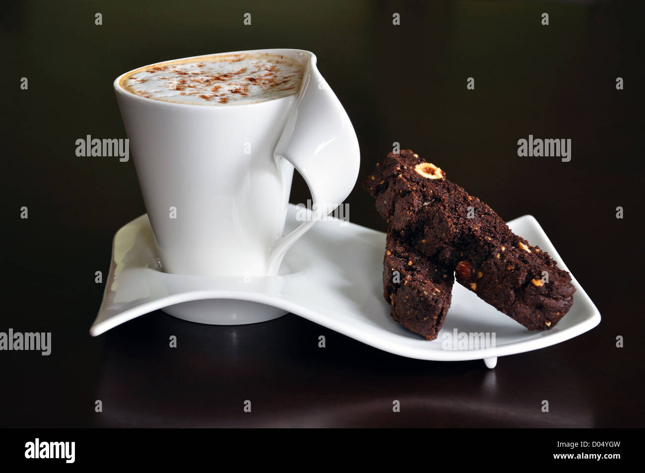 Caffè con spuma di cioccolato e nocciola biscottis in fantasia set cup Foto Stock