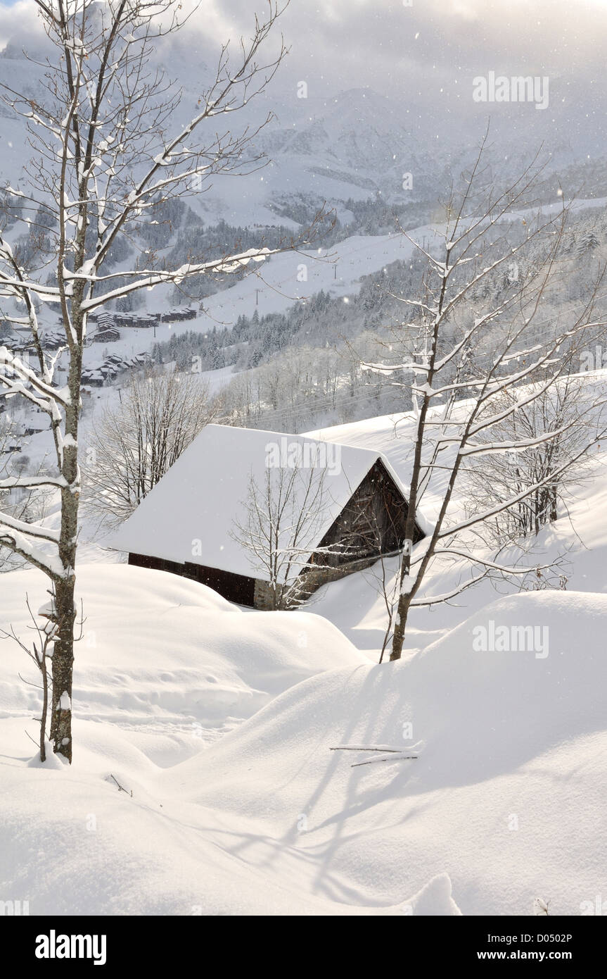 Chalet montagna coperta di neve durante una frattura Foto Stock