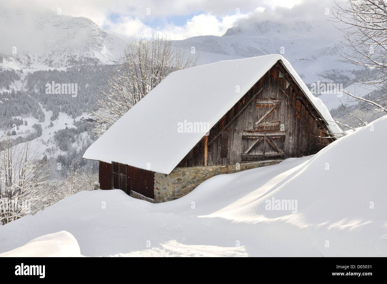 Chalet montagna coperta di neve dopo una nevicata Foto Stock