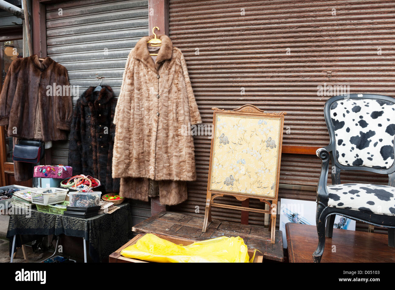 Il Marché aux Puces (mercato delle pulci) a St-Ouen vicino a Clignancourt nel nord di Parigi, Francia. Foto Stock