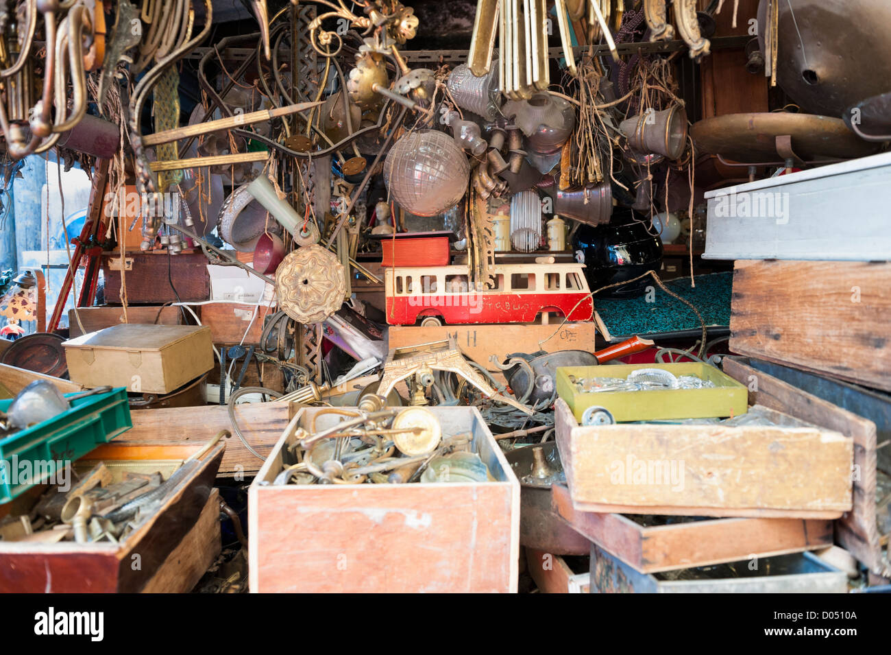 Il Marché aux Puces (mercato delle pulci) a St-Ouen vicino a Clignancourt nel nord di Parigi, Francia. Foto Stock