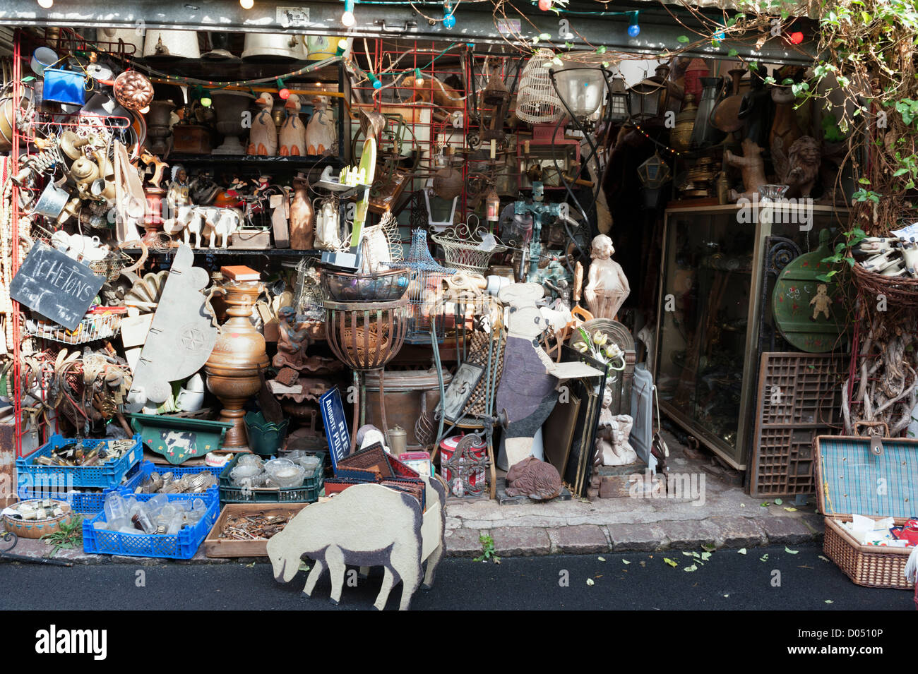 Il Marché aux Puces (mercato delle pulci) a St-Ouen vicino a Clignancourt nel nord di Parigi, Francia. Foto Stock