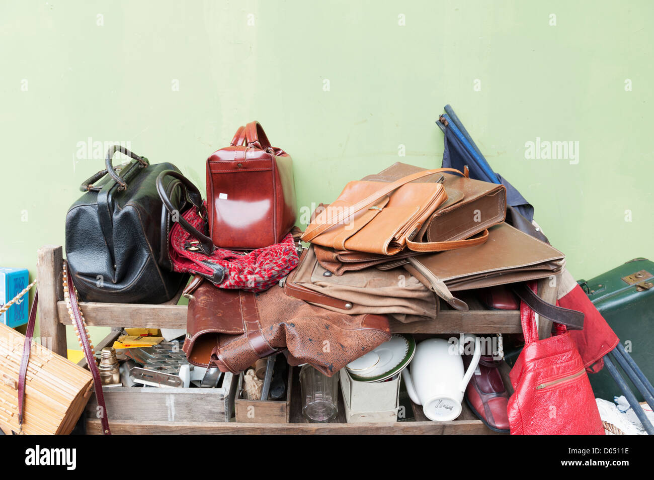 Il Marché aux Puces (mercato delle pulci) a St-Ouen vicino a Clignancourt nel nord di Parigi, Francia. Foto Stock