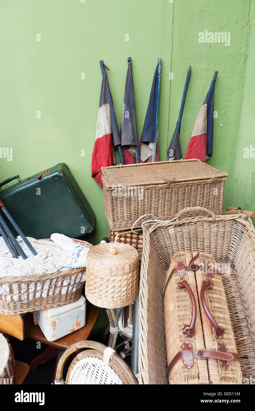Il Marché aux Puces (mercato delle pulci) a St-Ouen vicino a Clignancourt nel nord di Parigi, Francia. Foto Stock