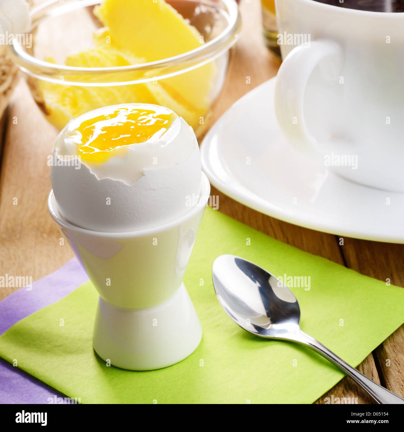 Colazione a base di uova sode, caffè, croissant e burro Foto Stock