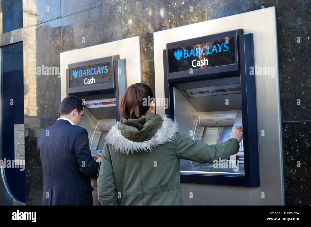 2 persone presso Barclays punto di contanti Londra Foto Stock
