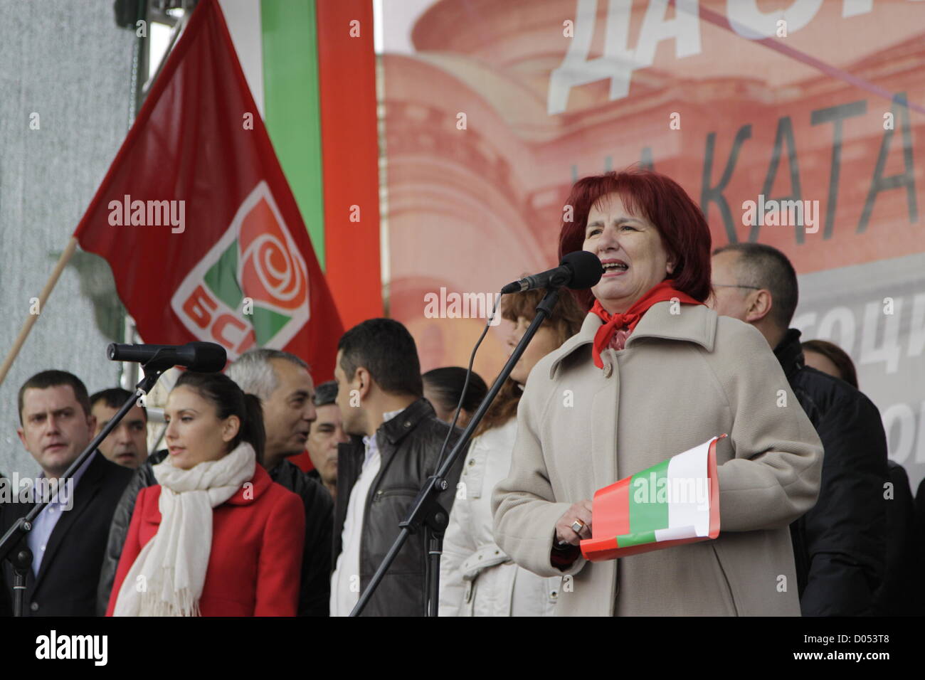 Sofia, Bulgaria. 17 novembre 2012. Il bulgaro Partito Socialista la leadership su un piedistallo di fronte a Sofia la cattedrale di Alexander Nevski. Gli oratori hanno denunciato il governo della politica finanziaria e ci ha chiesto più soldi per l'istruzione, la sanità, i pensionati e altre misure sociali. Credito: Johann Brandstatter / Alamy Live News Foto Stock