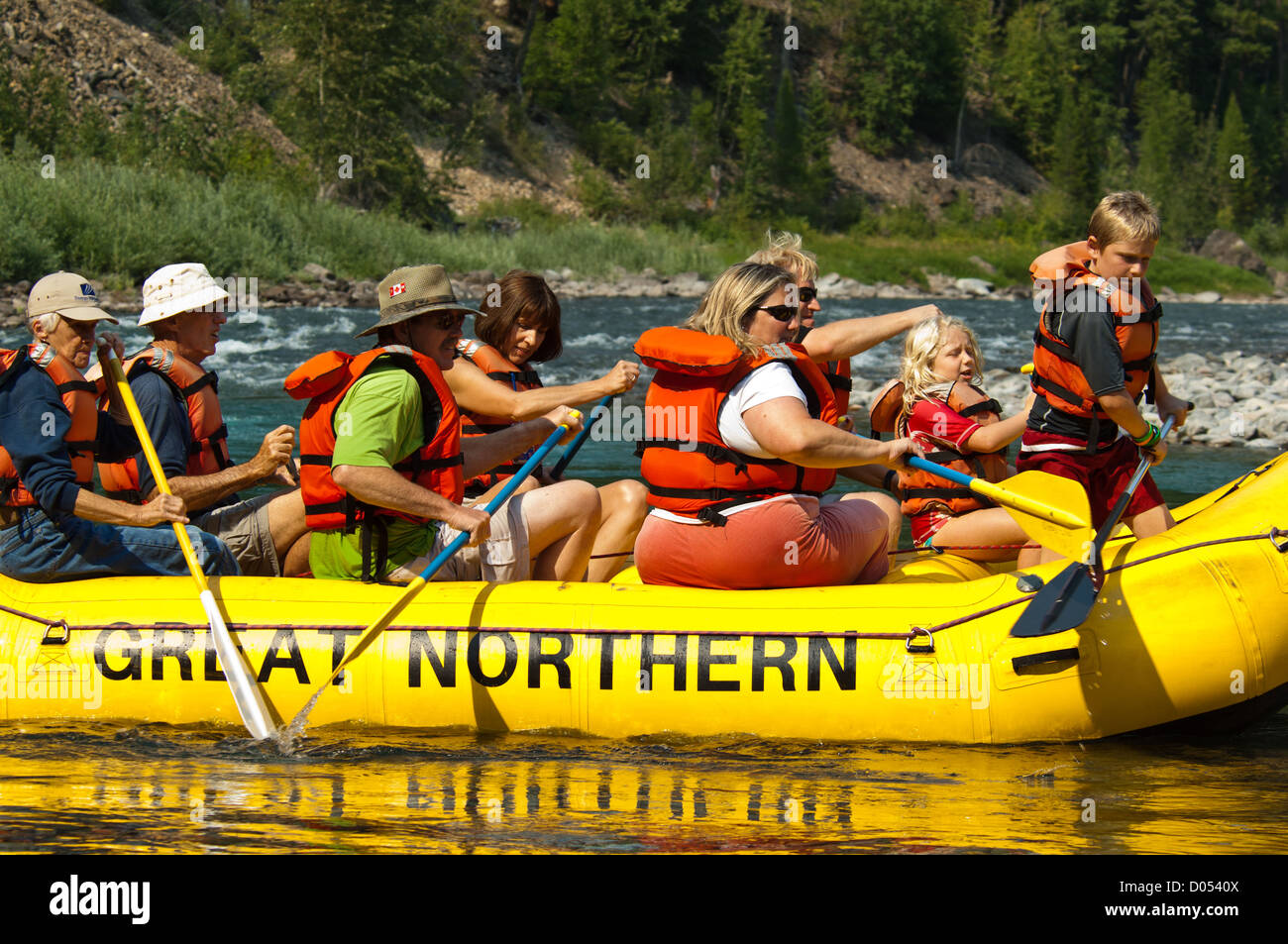 Famiglie e bambini rafting sul Medio Forcella del Fiume Flathead, Montana Foto Stock