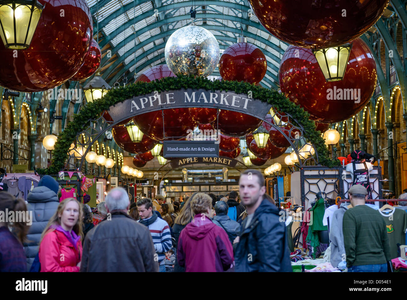 Gli amanti dello shopping a Natale decorato di Apple nel mercato di Covent Garden di Londra, Inghilterra, Regno Unito, 2012 Foto Stock