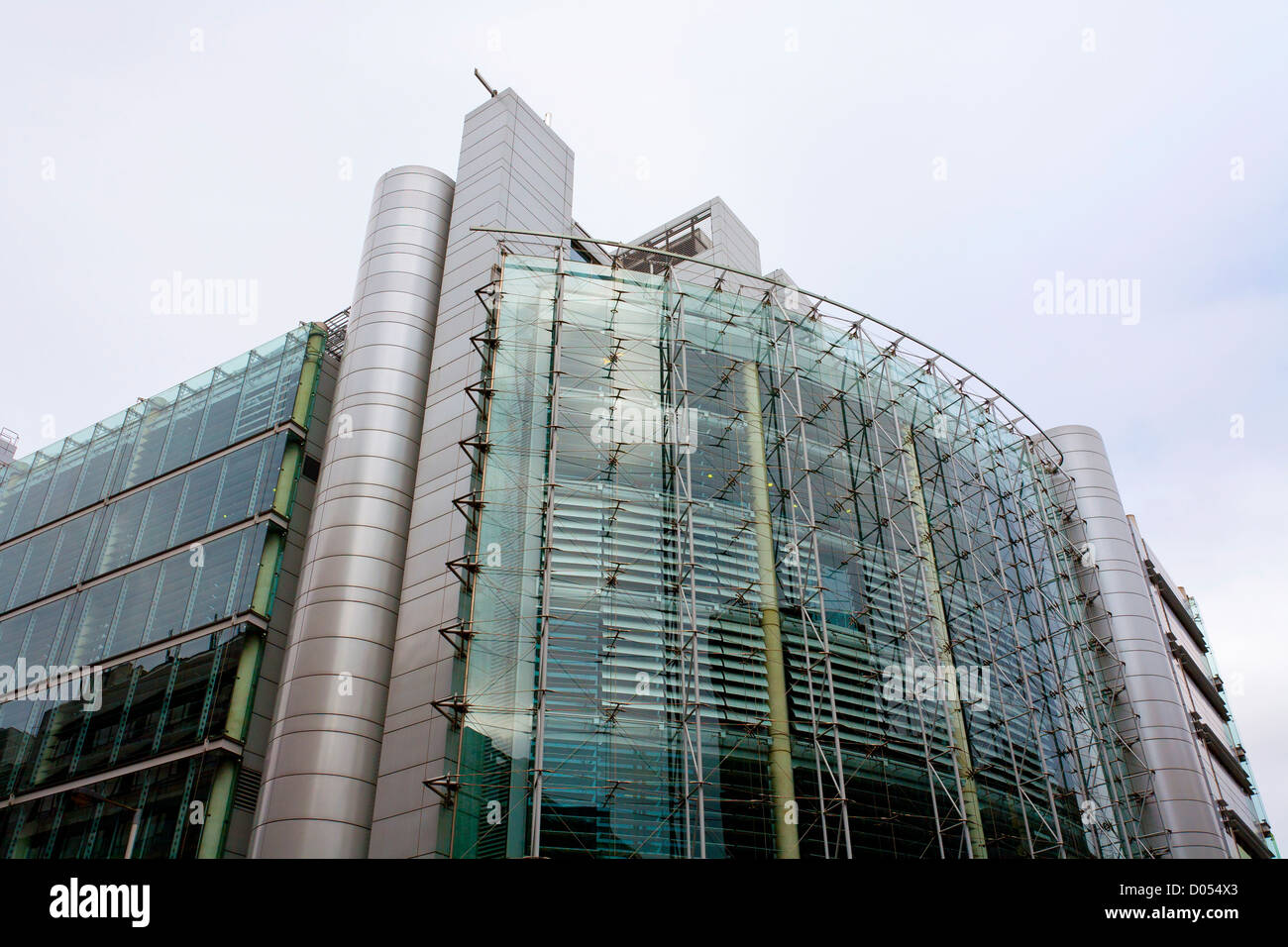 Un moderno edificio di vetro nel distretto della città di Londra Foto Stock