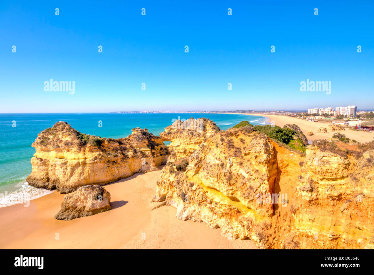 Rocce e oceano a Praia Tres Irmaos in Alvor Algarve Portogallo Foto Stock
