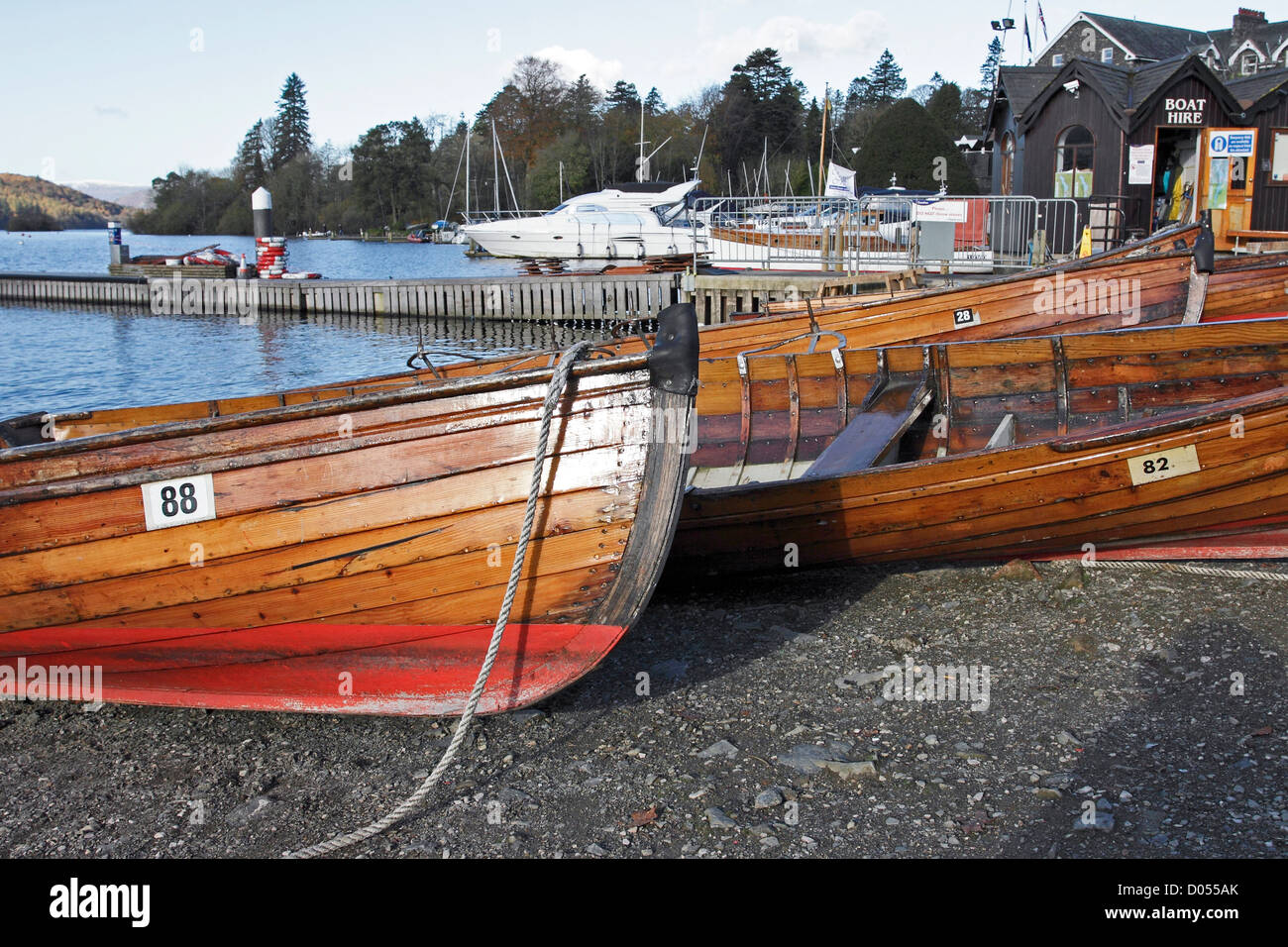 In legno barche a remi a noleggio sul lago in Bowness sul Lago di Windermere, Cumbria, Inghilterra. Foto Stock