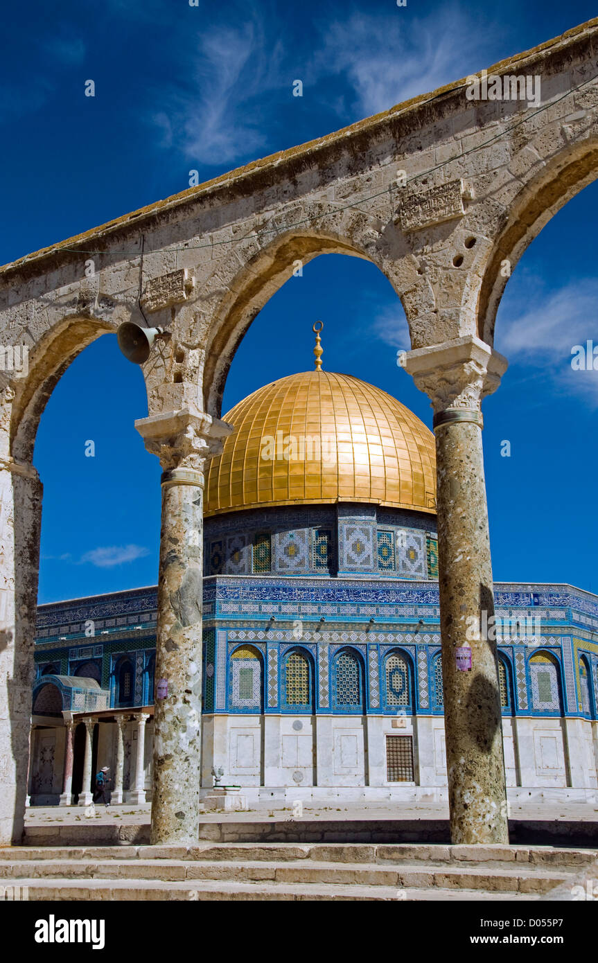 Il santuario islamico dorato cupola della roccia si trova a. Il Monte del Tempio conosciuto ai Musulmani come Haram esh-Sharif Nella città vecchia Gerusalemme est Israele Foto Stock