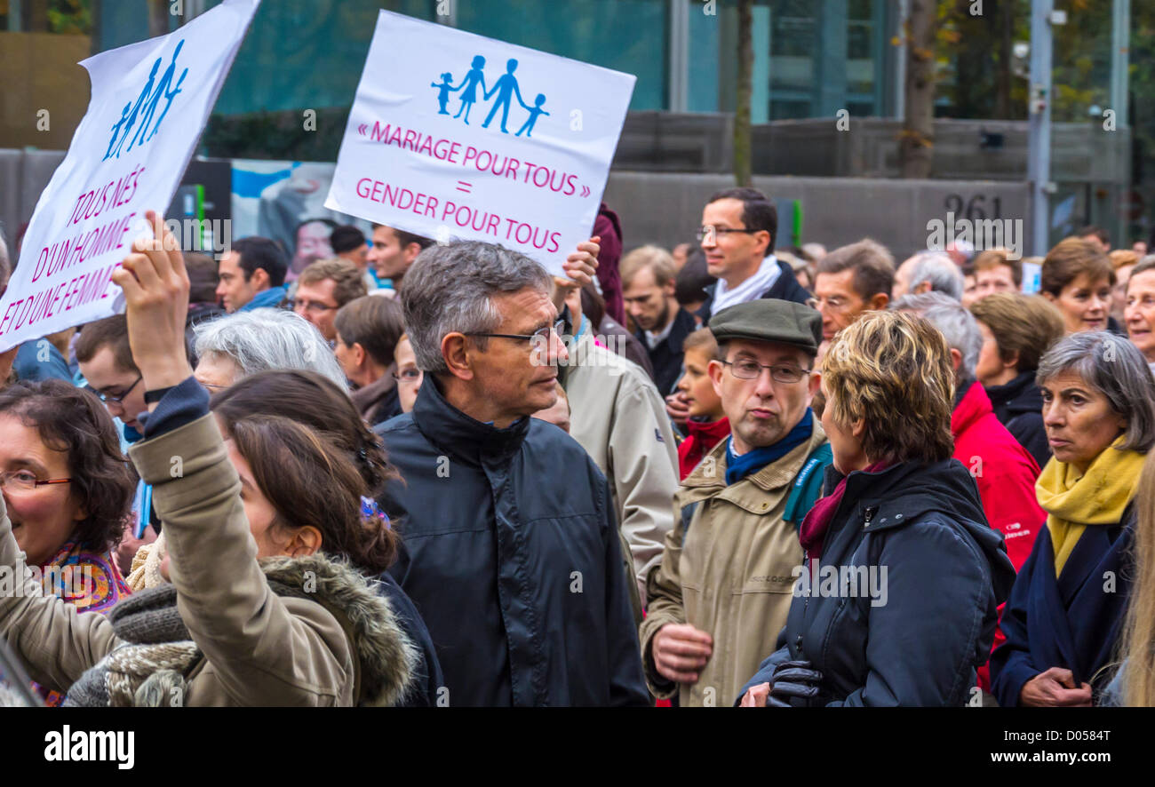 Parigi, Francia, Seniors in possesso di segni, alla protesta attivista anti-matrimonio gay, marcia dei Conservatori francesi, Campagna, pregiudizio estremo, attivista cattolico Foto Stock